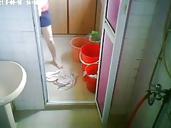Възрастни, вземането на душ