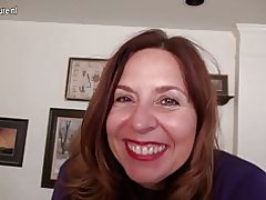 Палав американски мама, играе с името си