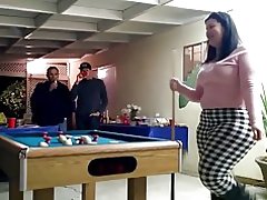 Масивна маце играе басейн!
