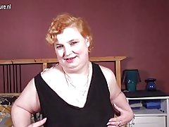 Голям любител баба с любимите черна играчка